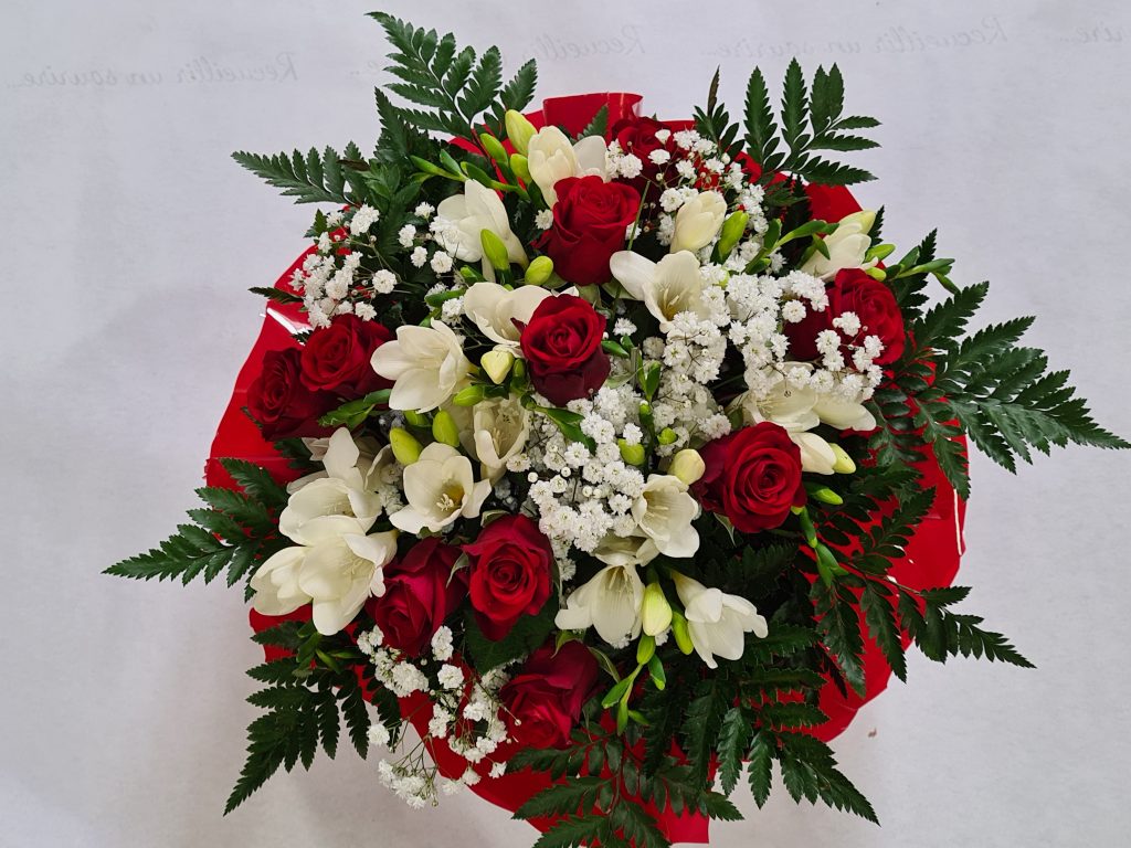Moon — 10 roses rouges, 10 freesias, gypsophile et feuillage