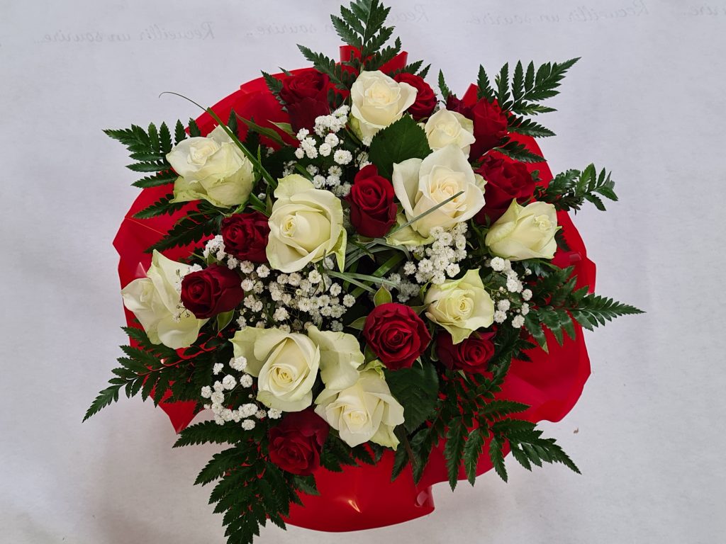 Stella — 10 roses rouges, 10 roses blanches, gypsophile et feuillage