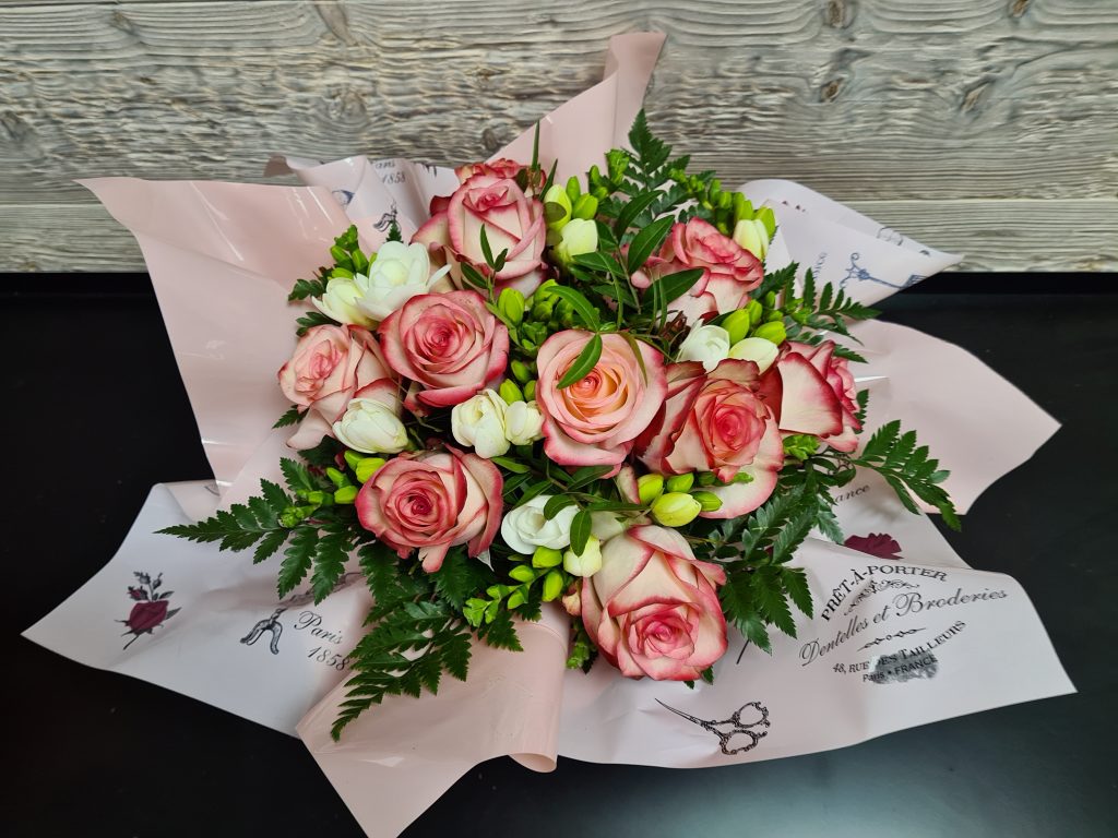 Bouquet Séléna : roses roses et freesia blanc