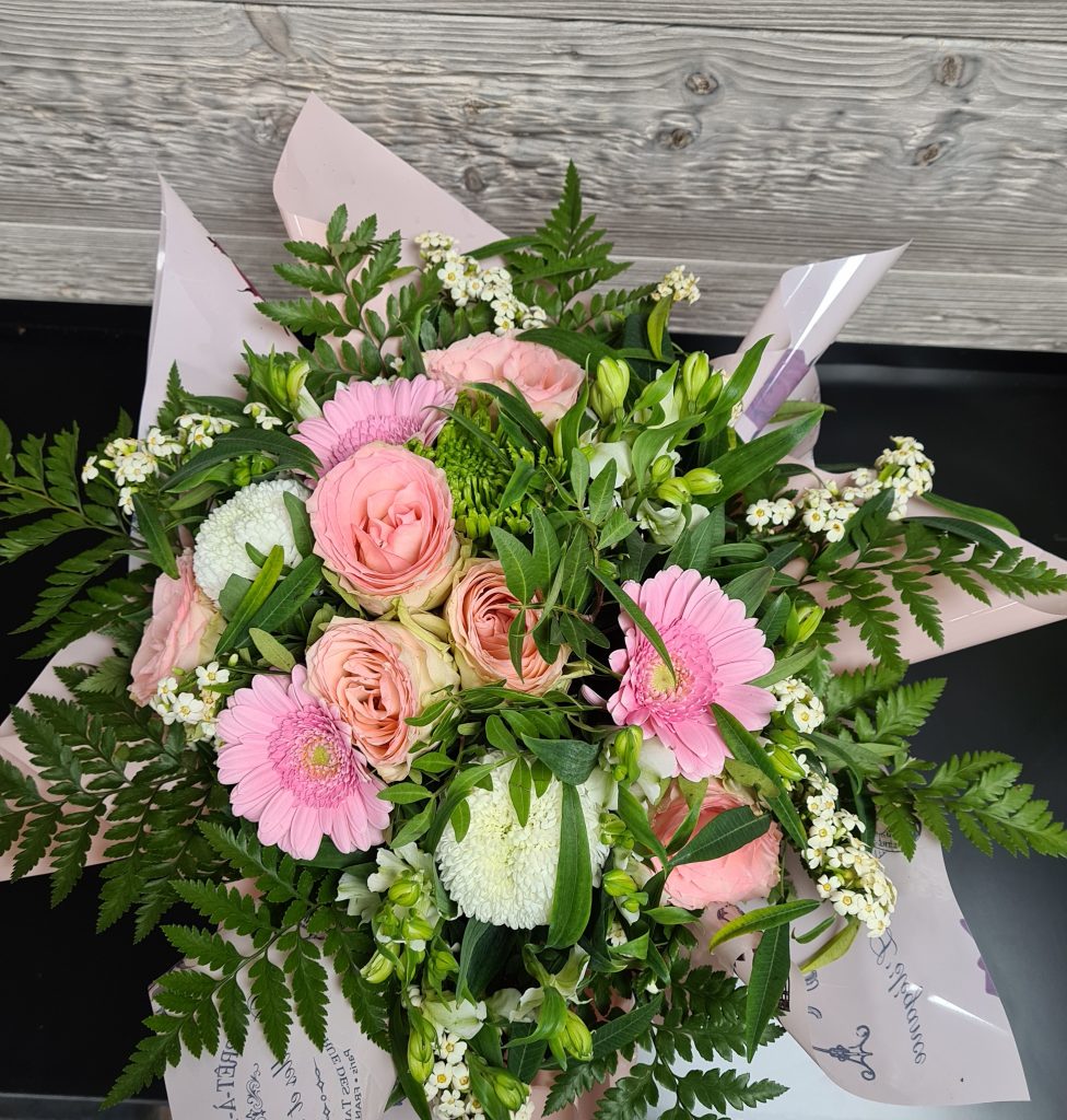 Bouquet Ivanna : bouquet de saison rose et blanc
