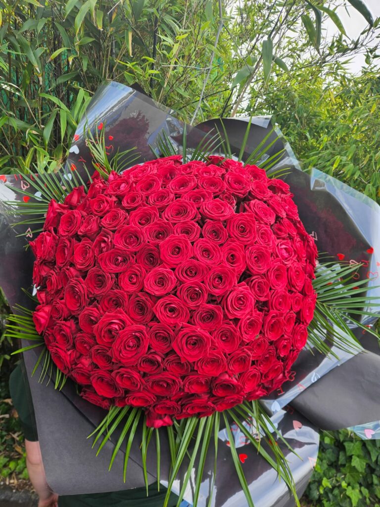 Bouquet boule de roses rouges