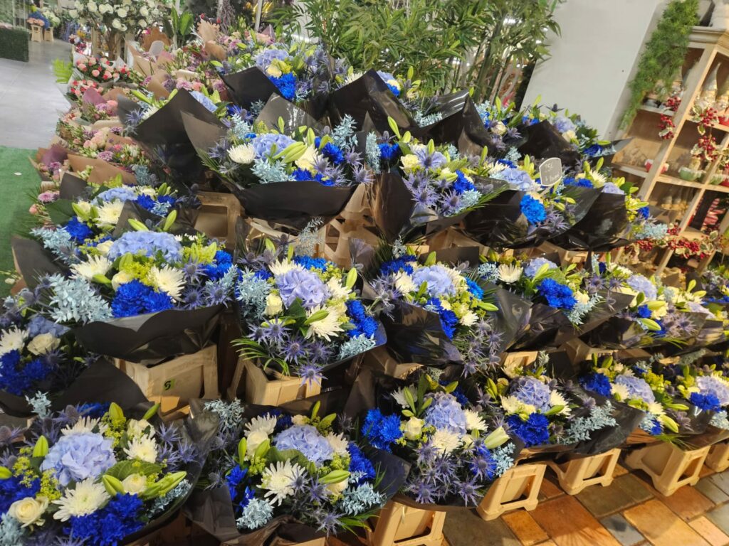 Préparation des bouquets à l'atelier