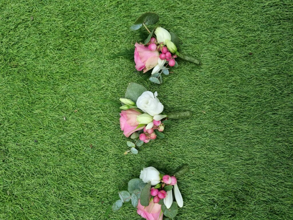 Boutonnières pour les mariés et les témoins