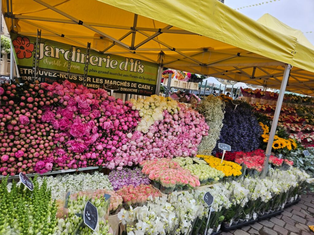 L'étal de la Jardinerie d'Ifs sur un marché de Caen