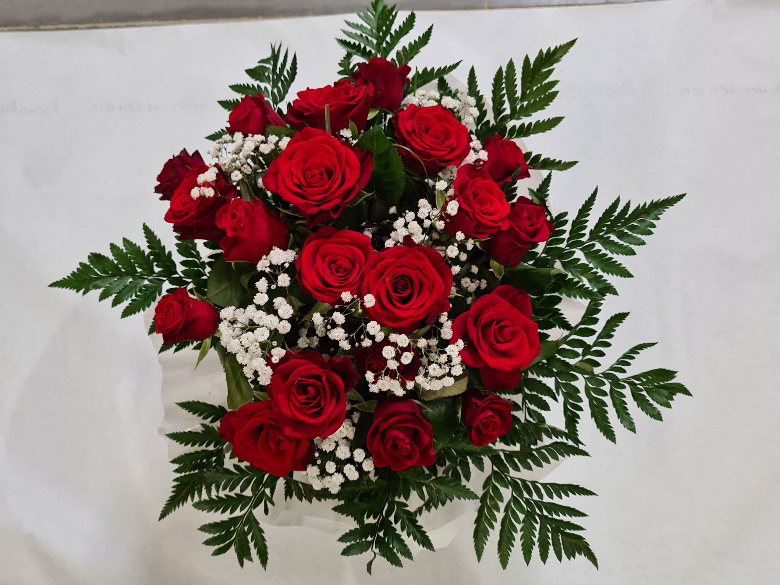 ROMANCE – 20 roses rouges, gypsophile verdure – Achetez vos fleurs